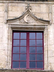 Fentre d'une maison sur la place centrale de Bazas.