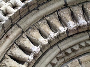 La frise de chevaux sur le portail de l'glise de Saint Fort sur Gironde.