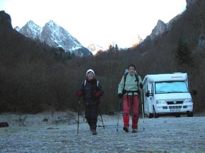 Nadette et Christiane se mettent en route pour la crte d'Escoueste.