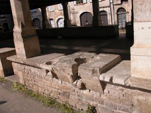 Caylus: mesures  grain sous la halle.