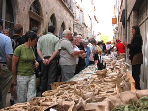 Le march de Saint Antonin Noble Val.