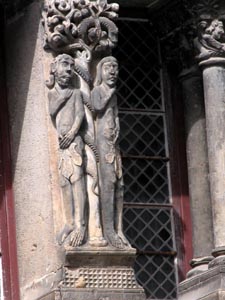 Adam et Eve, dtail de la faade de l'htel de ville.