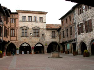 La place de Castelnau de Montmiral.