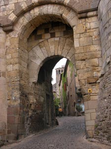 Porte de l'enceinte fortifie de Cordes sur Ciel.