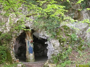 La grotte située derrière la basilique Notre Dame de Peyragude.