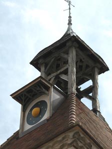 L'horloge lunaire au sommet du beffroi.