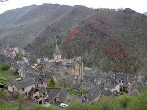 Vue plongeante sur Conques.