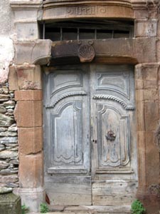 Conques: une porte.