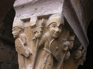 Chapiteau du clotre reprsentant des chevaliers arms d'une lance, d'un bouclier et d'une pe.