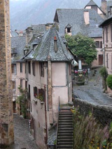 Maisons  pans de bois, recouvertes de lauzes.