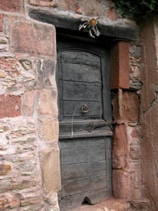 Conques: une porte.