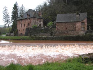 L'eau du Dourdou a la même couleur que les maisons...