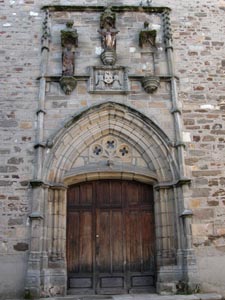 Maurs: le portail de l'abbatiale Saint Csaire.