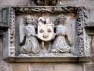Maurs: blason  coquilles sur le portail de l'abbatiale Saint Csaire.