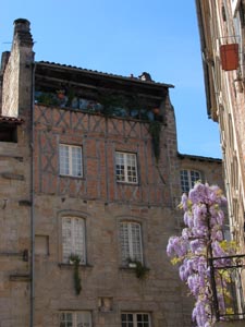 Maison à colombages et soleiho.