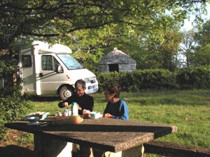 Petit djeuner aux Vitarelles, avec une caselle  l'arrire plan.