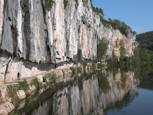 Le chemin de halage taill dans la falaise