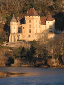 Le chteau de Vzac, vu de l'aire de La Roque Gageac.