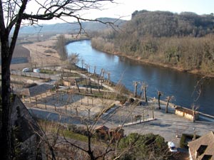 A l'extrmit gauche des parkings, au bord de la Dordogne, l'aire rserve aux camping cars.