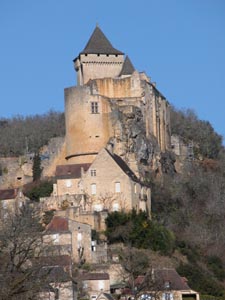 Le chteau de Castelnaud vu en arrivant  de la valle du Cou.