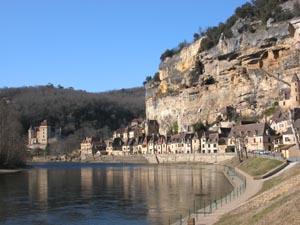 La Roque Gageac et le chteau de Vzac qui se mirent dans la Dordogne.