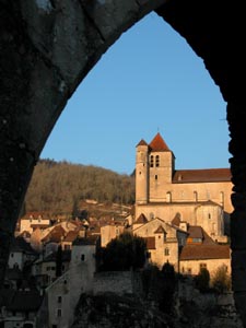 Saint Cirq-Lapopie au travers d'une porte mdivale.