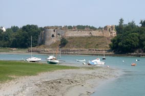 Le château de Gilles de Bretagne, dominant la rive droite de l'Arguenon.