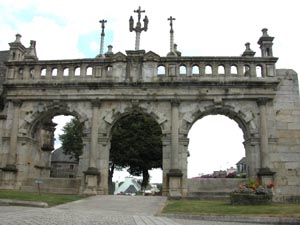 Sizun: porte triomphale.