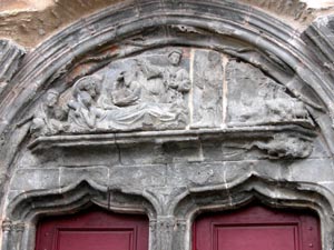 Portail de la basilique du Folgot: Vierge couche.