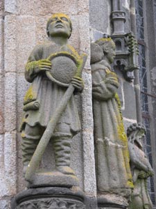 Personnage sur la basilique du Folgot.