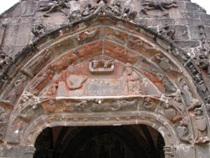 Le tympan du portail de l'glise,orn d'une nativit prsentant la vierge couche.