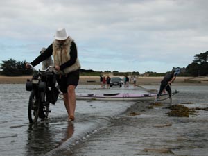 Une autochtone passe sans hsiter avec son solex...