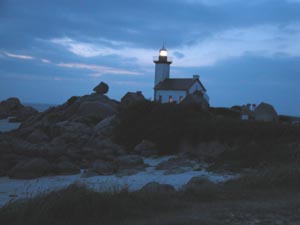 La denire nuit du sjour,  la lumire du phare de Beg Pol.