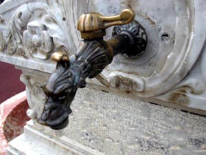 Le robinet en bronze de la fontaine.