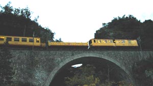 Passage du train jaune devant les gorges de la Carana.