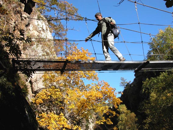 Traverse d'une passerelle suspendue.