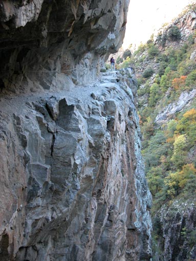 Le chemin taill  flanc de falaise.