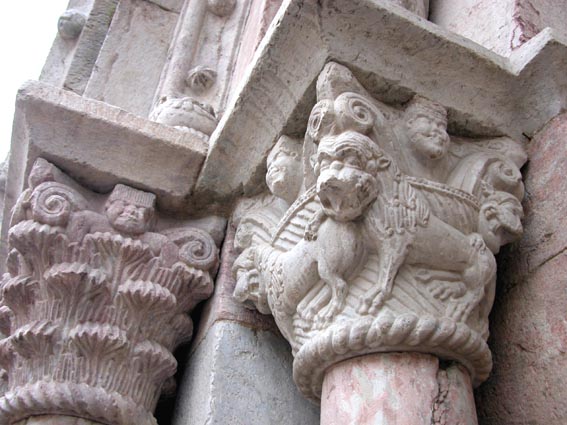 Chapiteaux du portail.