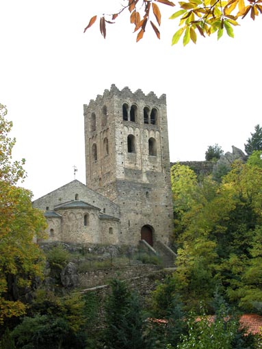 Premier coup d'oeil sur l'abbaye de Saint Martin du Canigou.
