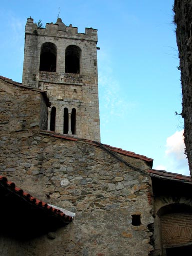 Le clocher-tour quadrangulaire.