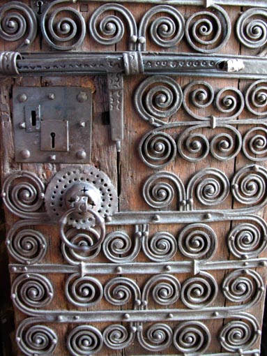 La superbe porte  ferrures.