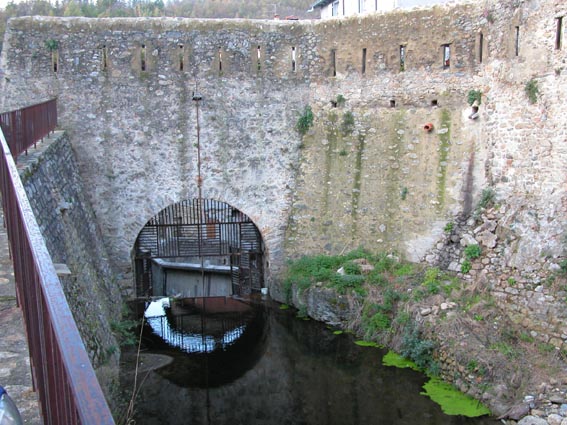 L'tonnant pont fortifi.