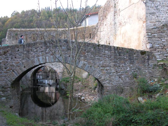 Ici, le pont fortifi se trouve  l'arrire-plan.