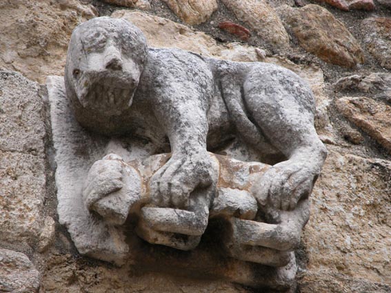 Un agneau dans les pattes d'un lion qui lui cache les yeux avec sa patte...