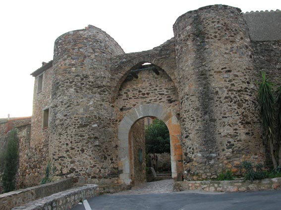 Porte d'entre dans la muraille d'enceinte de Castelnou.