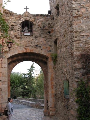 Porte d'entre dans la muraille d'enceinte de Castelnou.