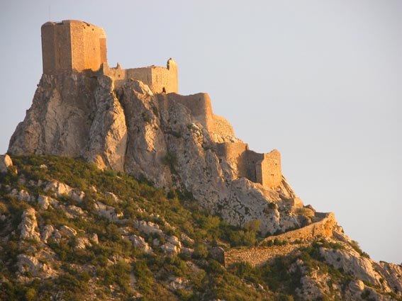Lumire du couchant sur le chteau de Quribus.