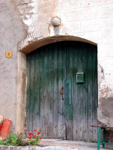 Porte surmonte d'iun boulet scell dans le mur.