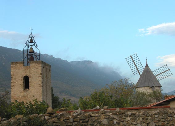 Le clocher de l'glise et le moulin.