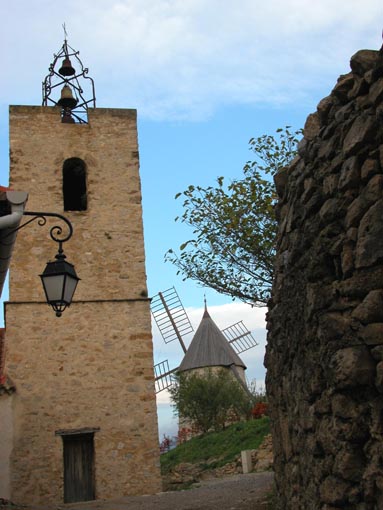 Le clocher de l'glise et le moulin.